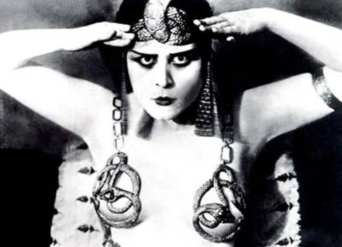 Igralka Theda Bara je že v času nemega filma moške gledalce obnorela s svojim provokativnim imidžem.