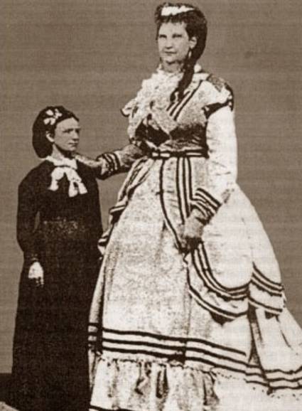 Anna Swan (desno) naj bi imela največjo vagino vseh časov.