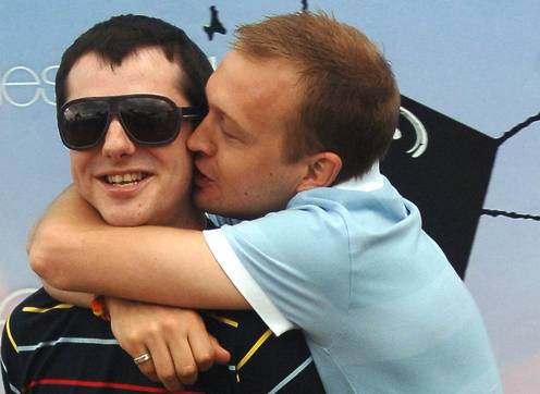 Homoseksualne osebe so bile več stoletij preganjane, sovražene in tudi umorjene zaradi svojega načina izražanja ljubezni. (jlp)