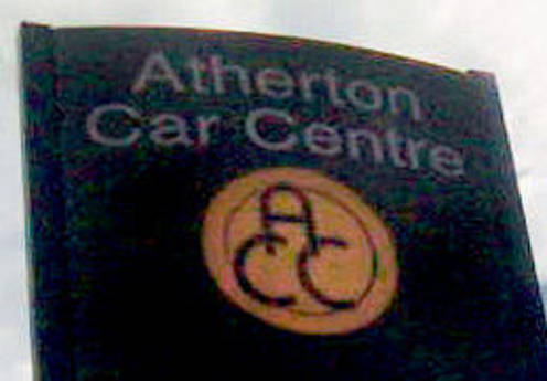 Avtocenter s ponesrečenim logotipom
