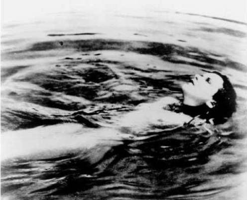 Leta 1933 so na Madžarskem posneli film, kjer je glavna igralka Hedy Lamarr v jezeru plavala gola.