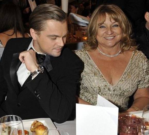 Mama je Leonarda Dicapria spodbuja, naj se vendarle oženi z Bar Rafaeli.