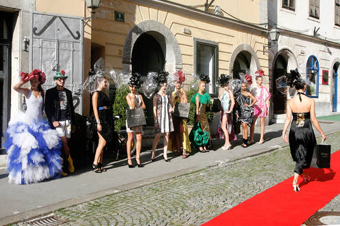 Če ste ljubitelji modnih revij ali pa če vam je zgolj dolgčas, bo dogajanja na ljubljanski Aveniji prava popestritev vašega vsakdana. (FOTO: Zaklop)