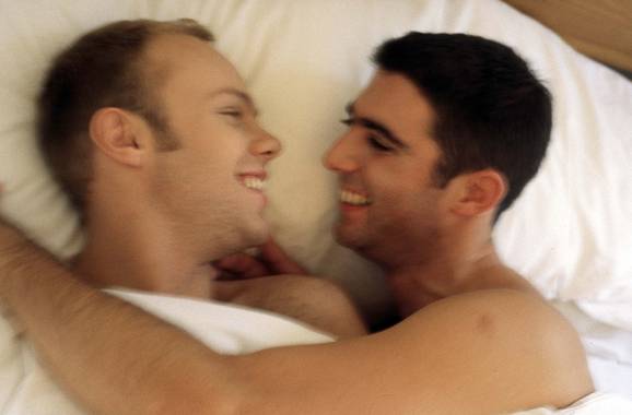 Osebi, ki čuti privlačnost do osebe istega spola ima homoseksualna nagnjenja (jlp)