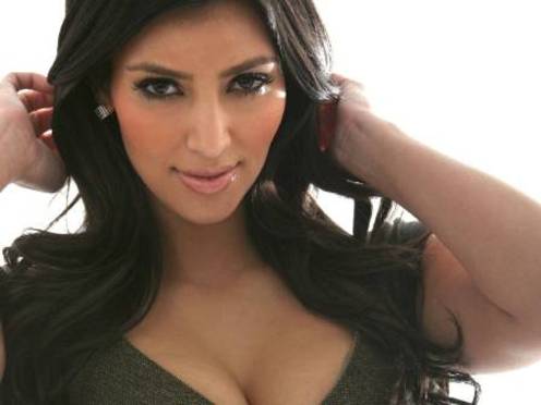 Kim Kardashian je zaradi svojih velikih prsi jokala.