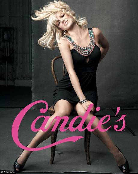 Britney v seksi črni oblekici.